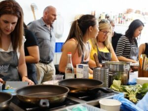 organiser team building cours de cuisine collaboration